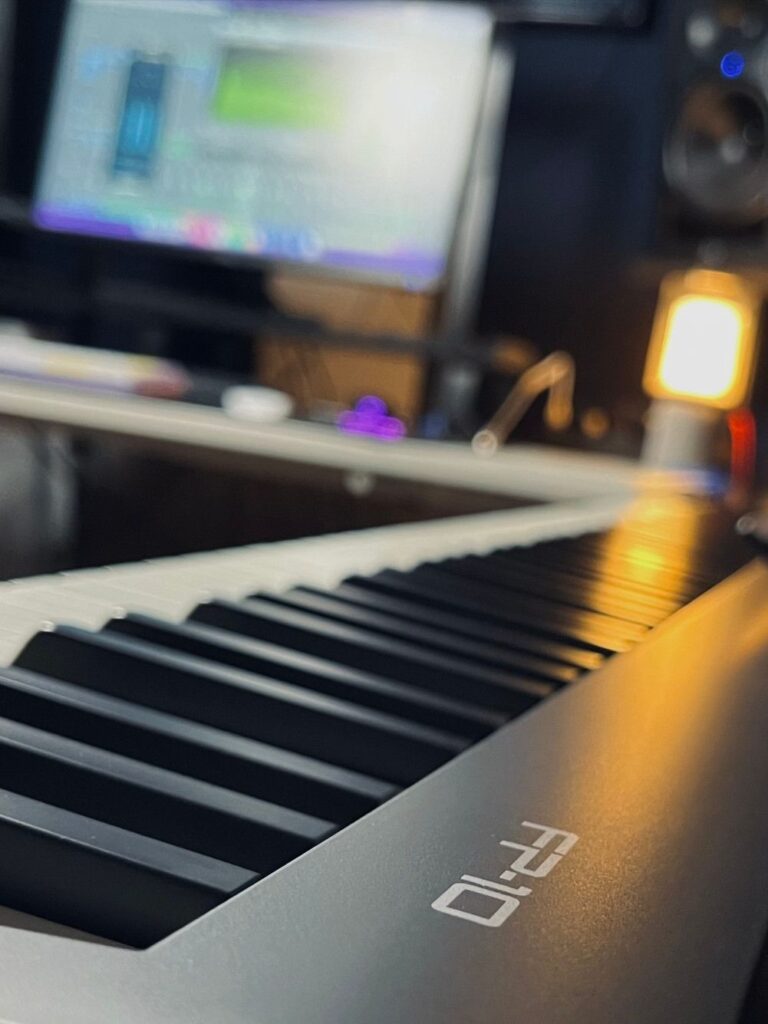 Produkcja muzyczna, mix i mastering online w studio 7.62 Sound – stanowisko pracy z klawiaturą sterującą i oprogramowaniem DAW